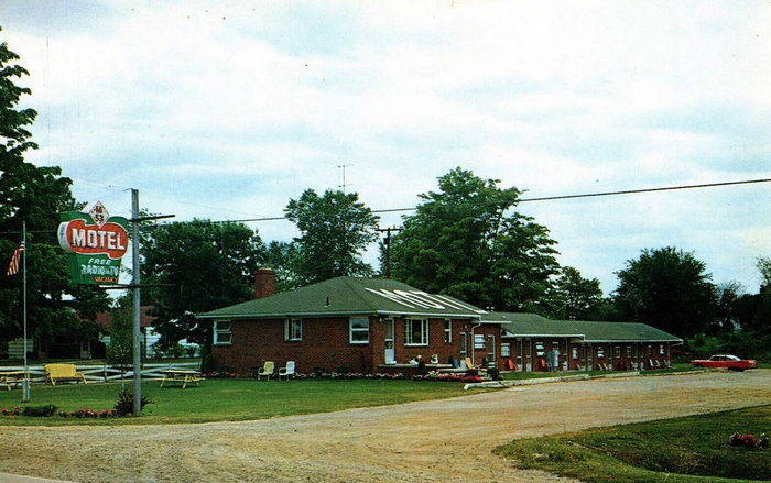 M-53 Motel - Old Postcard (newer photo)